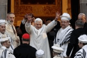El Papa visita la sinagoga.