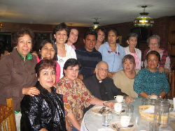 El P. Mario con el grupo de la Fraternidad <br>de San José en México