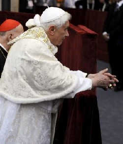 El Papa venera la Sábana Santa en Turín.