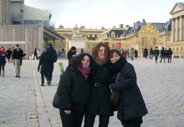 María (en el centro) con dos amigas en París.