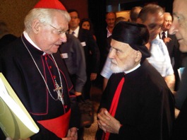 El cardenal Scola con el Patriarca maronita Sfeir.