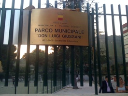 La placa a la entrada del parque.