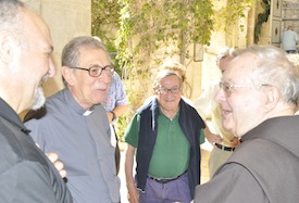 Barcellona (en el centro) con el arqueólogo <br>Padre Stanislao Loffreda (a la derecha).