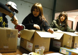 Voluntarios preparando las “cajas”.