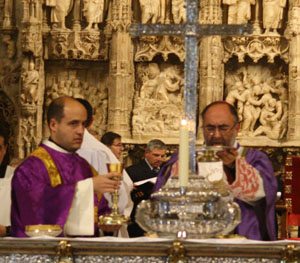 Manuel, junto a Mons. Jesús Sanz (Foto: José F. Crespo).