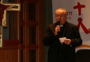 El cardenal Rylko, durante el anuncio.