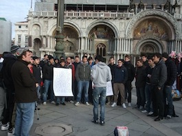 Los chicos de GS cantan en la plaza de San Marcos.