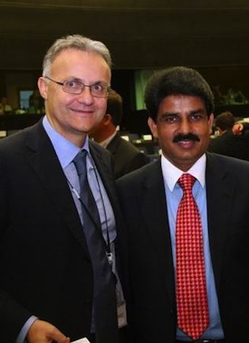 El eurodiputado Mario Mauro con el ministro Shahbaz Bhatti.