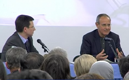 Julián Carrón en el encuentro de la inauguración, <br>junto a Alberto Bonfanti, presidente de Portofranco.