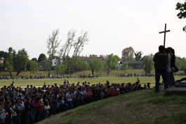 Los bachilleres durante el Via Crucis.