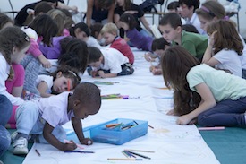 Niños en la fiesta del treinta aniversario <br>de la escuela L'Aurora-Bachelet.