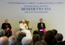 Benedicto XVI durante el encuentro con los artistas.