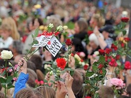 Oslo, la manifestación en memoria de las víctimas.