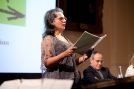 La soprano Regina Nathan durante el encuentro.