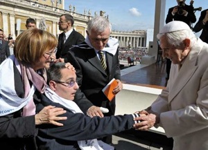 Max y sus padres, con Benedicto XVI.