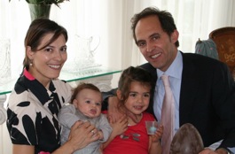 Paolo y Laura, con sus dos hijos, y el tercero <br>en camino.