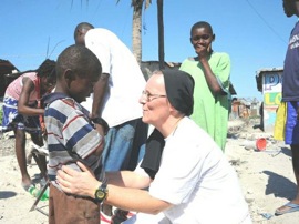 Sor Marcella con un grupo de niños de Haití.