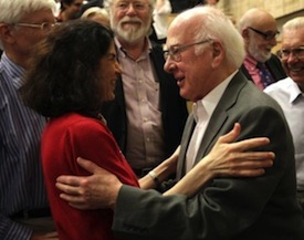 Peter Higgs felicita a Fabiola Gianotti. 