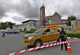 Controles policiales en la iglesia católica <br>Holy Trinity,  en la capital, Abuja. 