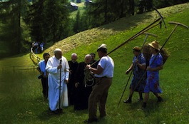 Juan Pablo II durante un paseo por la montaña.