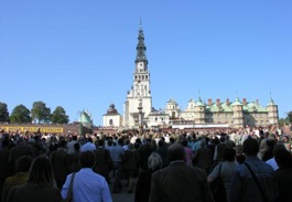 Peregrinos ante el santuario de Czestochowa.