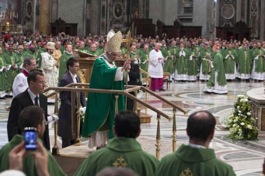 El Papa en San Pedro durante la apertura del Sínodo.
