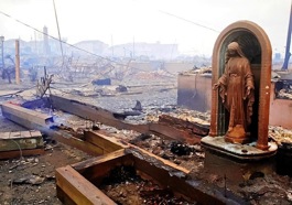 La estatua de la Virgen que ha quedado en pie.