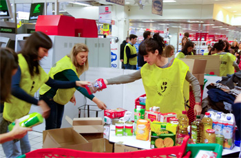 Voluntarios preparando las cajas en el supermercado.