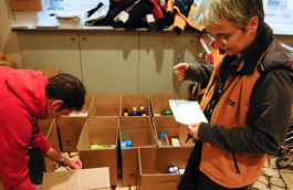 Voluntarios durante la recogida de alimentos.