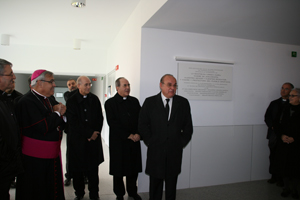 El arquitecto del Centro junto al arzobispo de Granada <br>y los obispos de Andalucía.