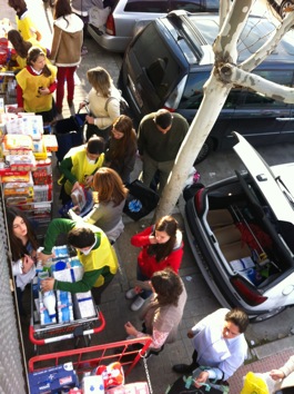 Un momento de recogida del Banco <br>en Villanueva de  la Cañada, Madrid.