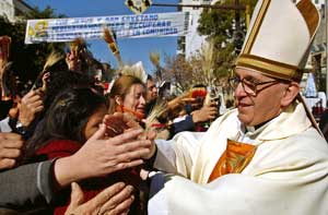 El entonces cardenal Bergoglio con un grupo de fieles <br>en Buenos Aires.