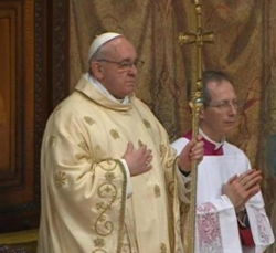 El Papa Francisco durante la misa <br>con los cardenales.