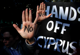 Las protestas ante el Parlamento chipriota <br>en Nicosia.