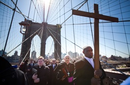 Frank llevando la cruz durante el Via Crucis.