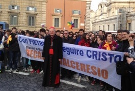 El cardenal Scola con algunos jóvenes de la diócesis.