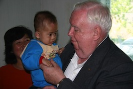 Padre Gerald Hammond con un niño coreano.