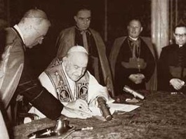 Juan XXIII firma la encíclica <i>Pacem in terris</i>.