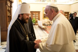 El metropolita Hilarión con el Papa Francisco.