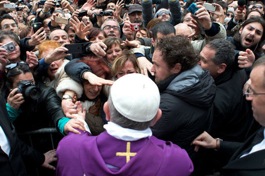 El Papa Francisco entre la multitud.