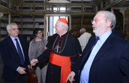 El cardenal Scola, a su llegada al Policlínico.