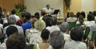 El padre Anas durante el concierto.