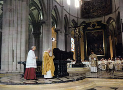 Juan Pablo II, en la dedicación de la catedral <br>de la Almudena.