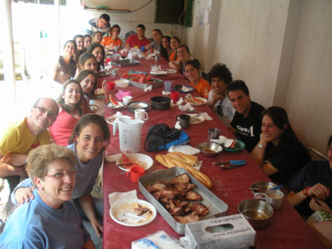 El equipo de cocina del campamento.