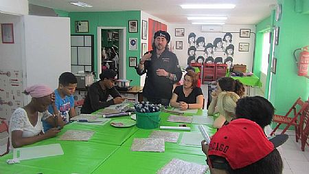 Chema de Isidro, durante una clase con los chicos de CESAL.