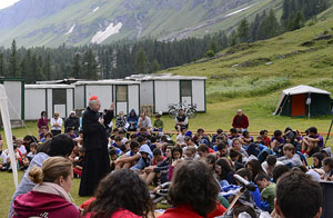 Scola con unos jóvenes de campamento en el valle <br>de Aosta.