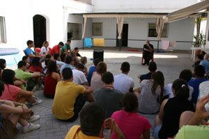 Mons. Martínez, durante su conversación con los jóvenes.