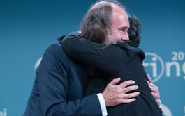 El abrazo de Waters y la presidenta del Meeting.