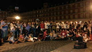 El grupo de jóvenes cantando en la Plaza Mayor de Madrid.