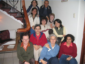 Clara Caselli (en la primera fila, a la izquierda), <br>en una visita de Julián Carrón a la casa de Memores <br>Domini en Perú.